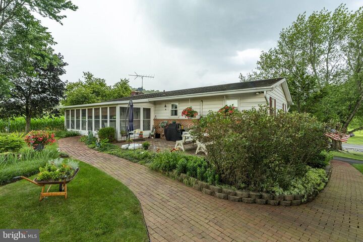 Property Photo: 1231 Oaklyn Drive PA 17555