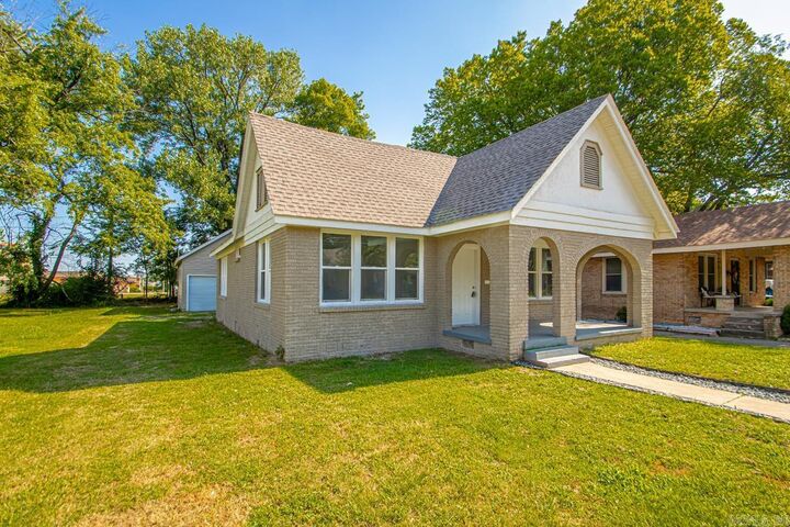 Property Photo: 2307 E 2nd AR 72114