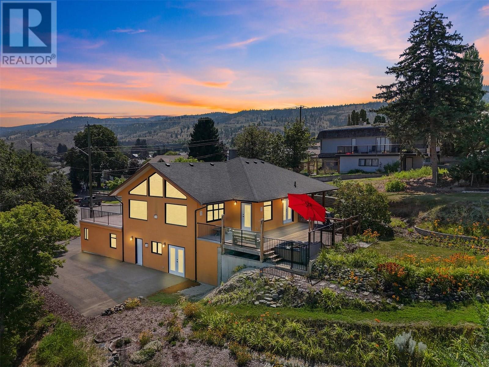 Property Photo:  880 6th Avenue  BC V2C 3S1 