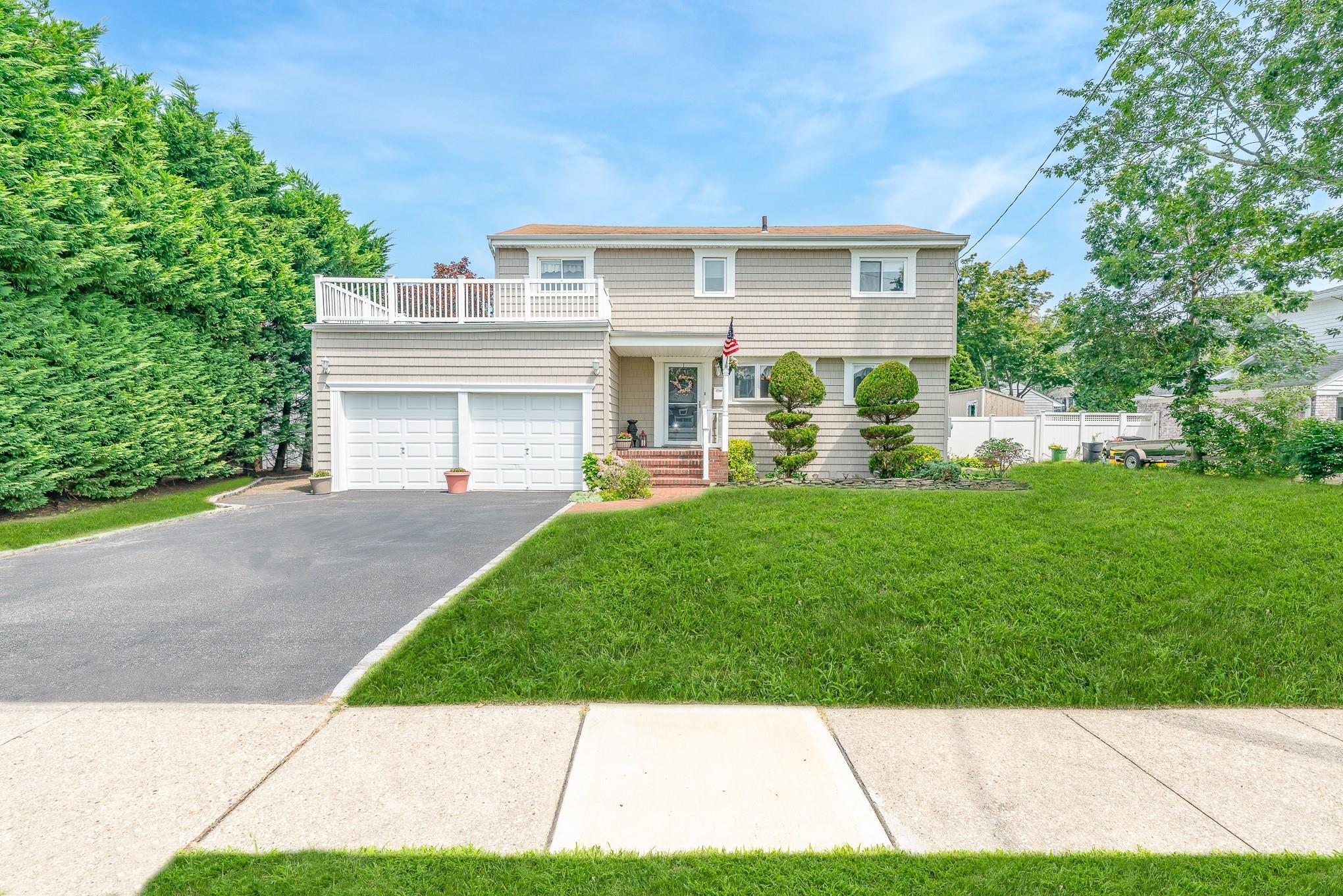 Property Photo:  49 Iroquois Street E  NY 11758 
