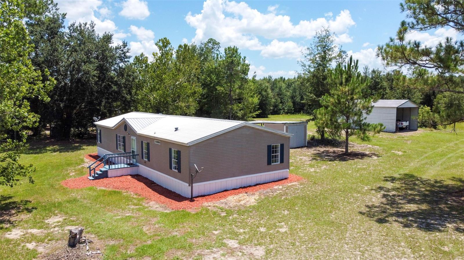 Property Photo: 27913 SW 114th Place FL 32669
