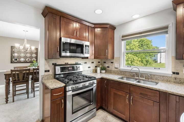 Property Photo:  140 Amherst Drive  IL 60103