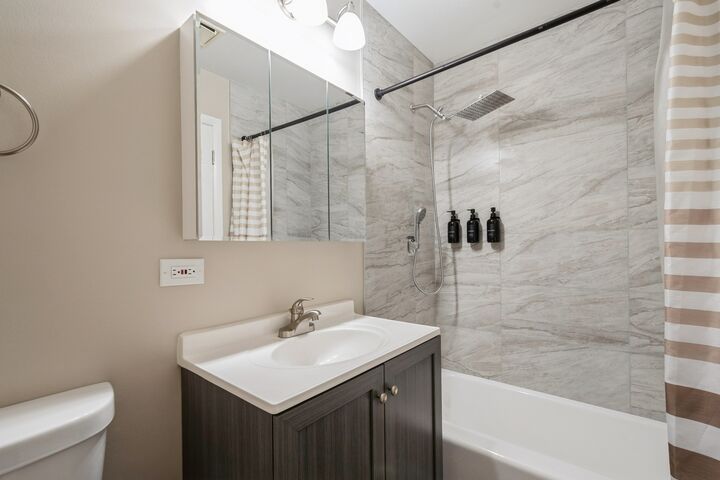 Property Photo: 9562 Park Lane 2H IL 60016