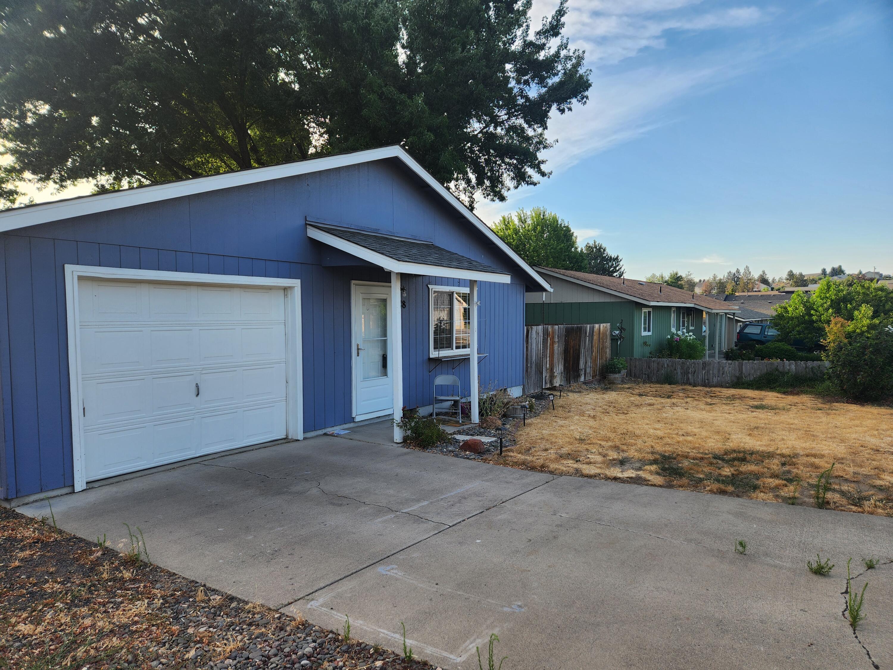 Property Photo: 28 NE Hillcrest Street OR 97741