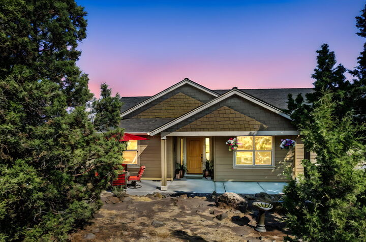 Property Photo: 1414 NW Pinecrest Lane OR 97754
