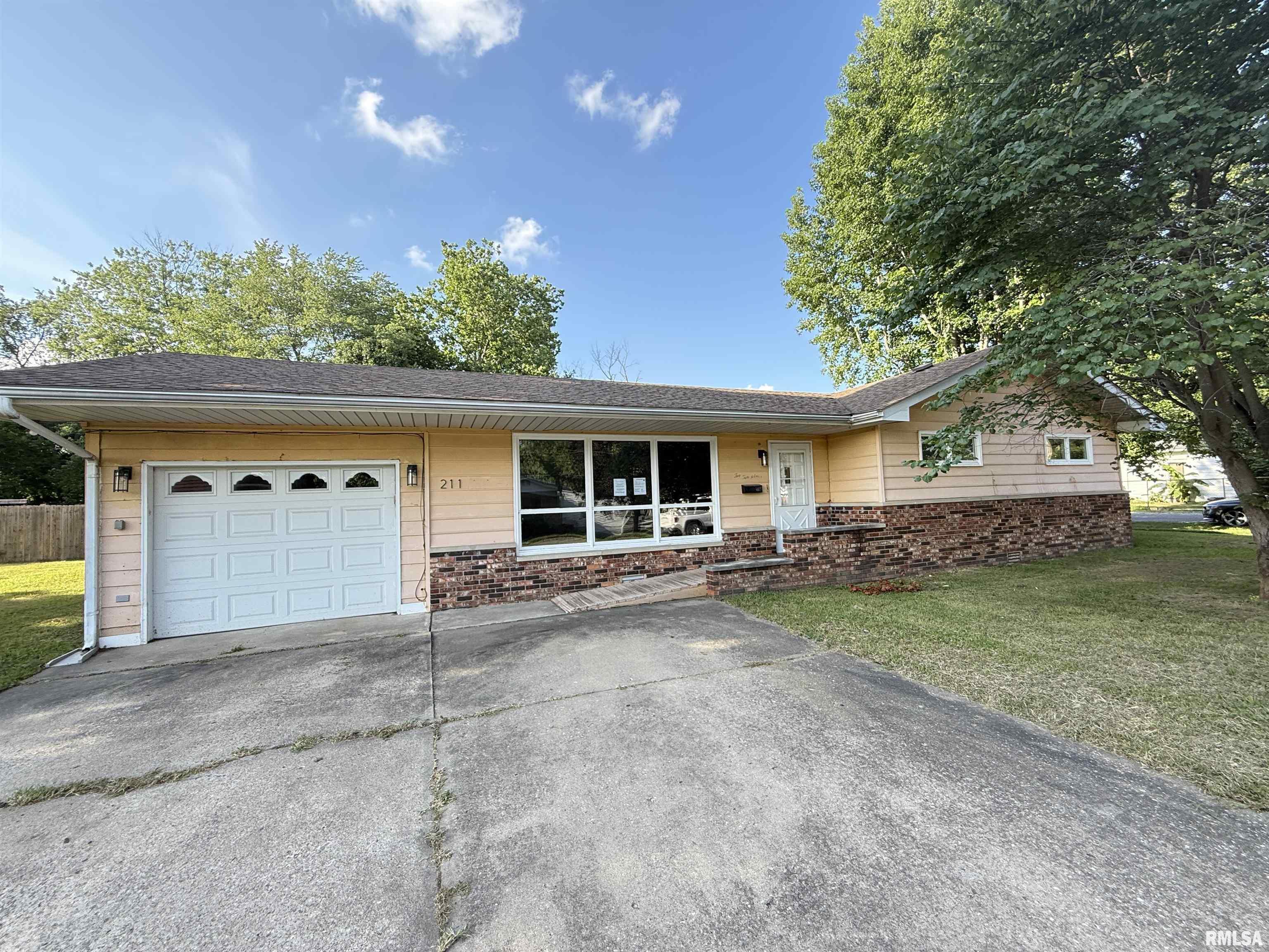 211 E Cleveland Street  West Frankfort IL 62896 photo