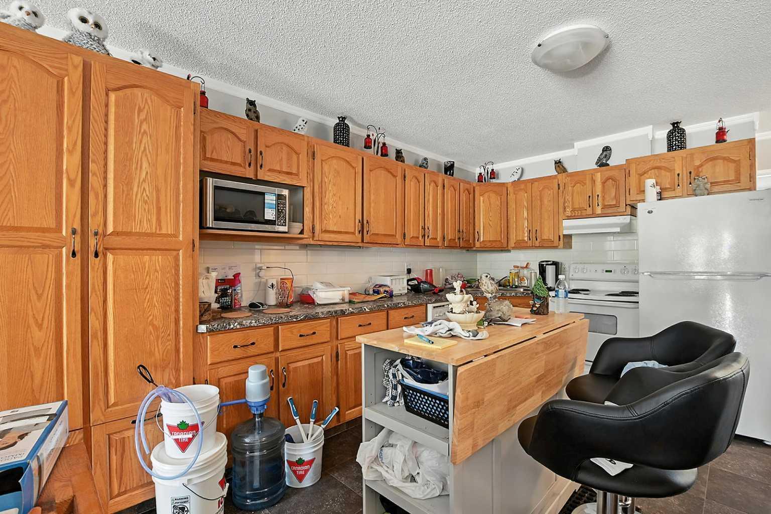 Property Photo:  4240 46A Avenuecrescent 8  AB T4N 6T9 
