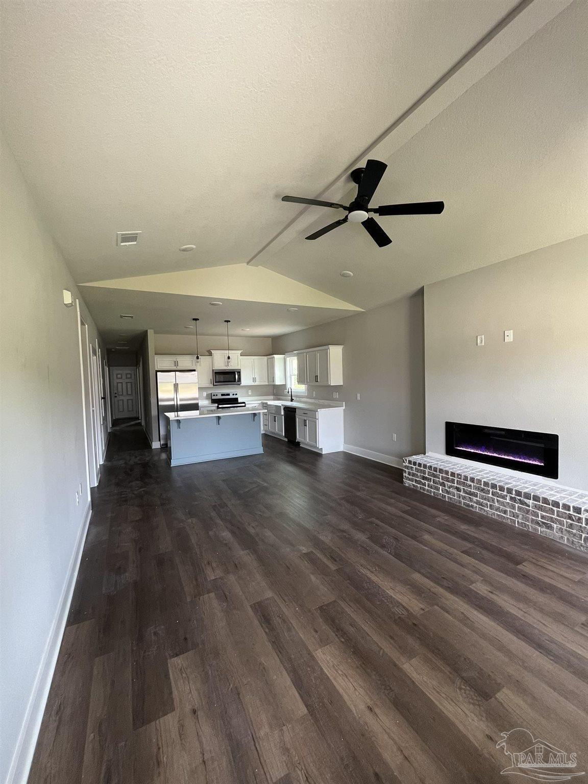 Property Photo: 2926 N 25th Ave FL 32583
