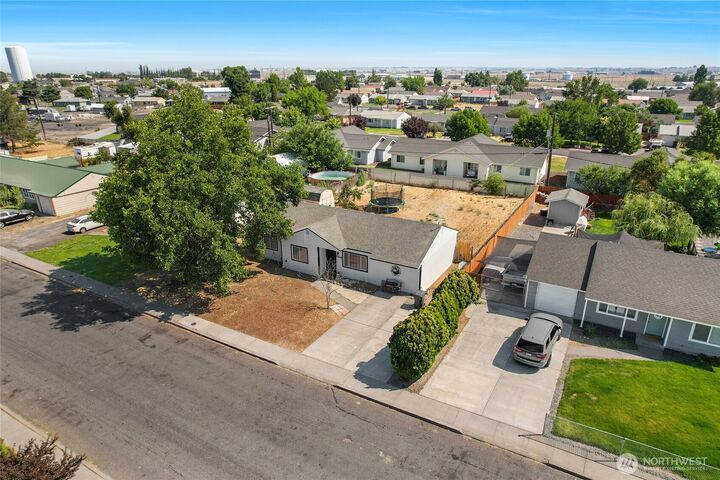Property Photo:  1214  Arnold Drive  WA 98837 