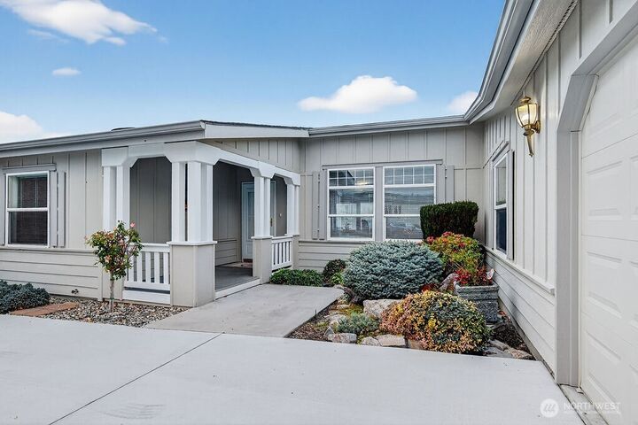 Property Photo: 584 Canyon Drive WA 98802