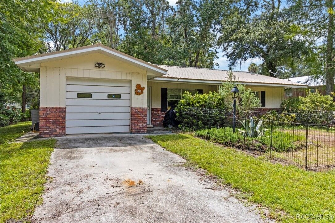 Property Photo: 516 S Tuck Point FL 34450