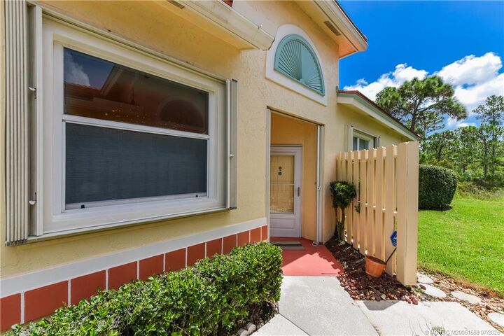 Property Photo:  1425 SW Greens Pointe Way  FL 34990 