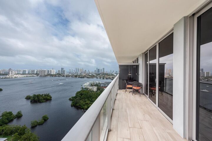 16385 Biscayne Blvd 2904  North Miami Beach FL 33160 photo