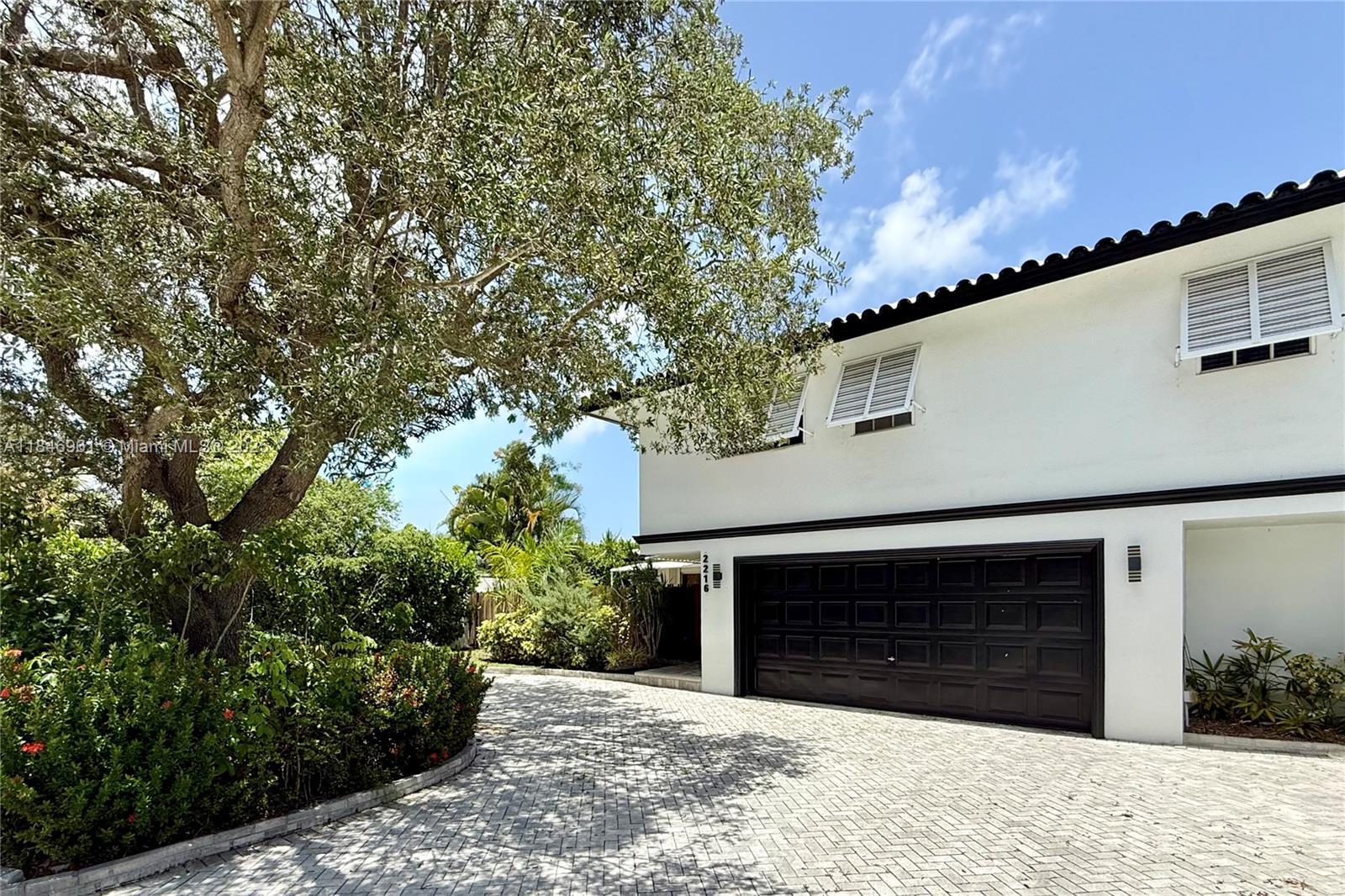 Property Photo: 2216 NE 18th Ave FL 33305