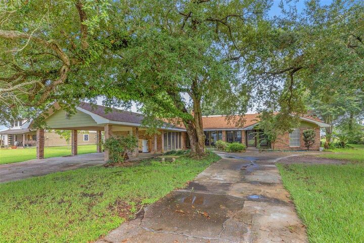 Property Photo: 2212 Bon Vie Drive LA 70665