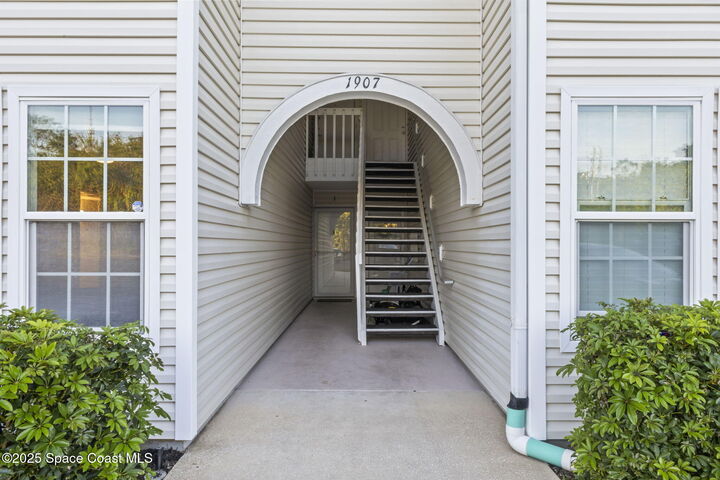 Property Photo: 1907 Aynsley Way FL 32966