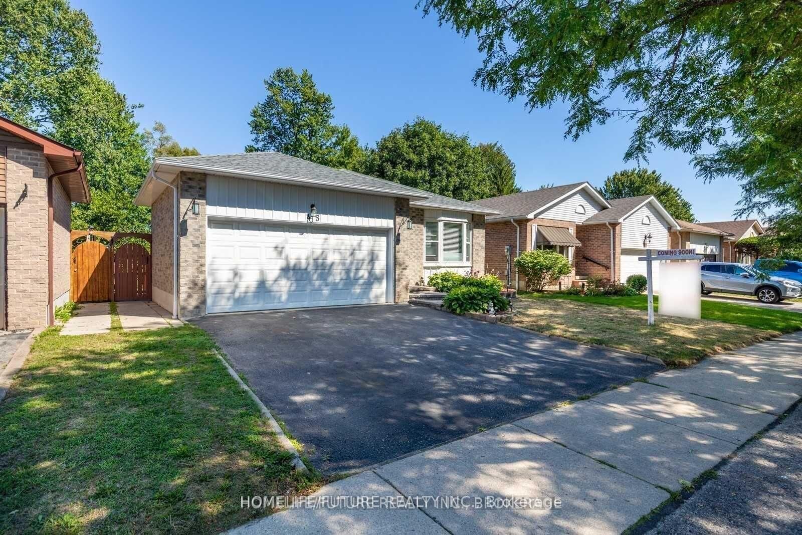 Property Photo:  45 Regency Crescent Main  ON L1N 7K8 