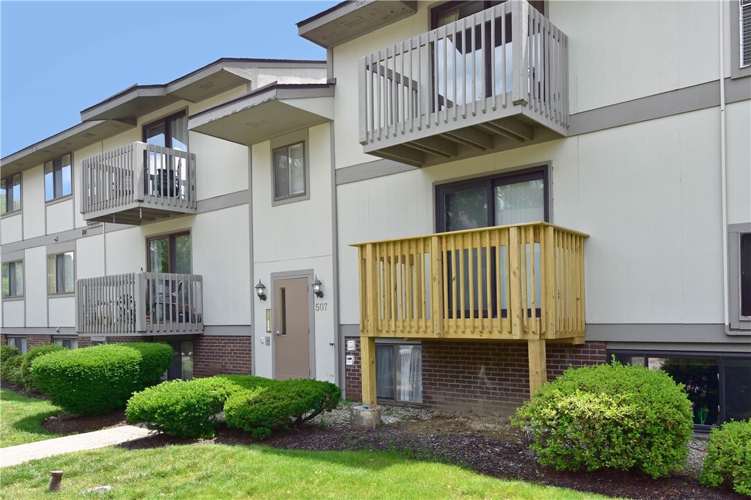 Property Photo: 507 Hunters Path Rd Unit#32 PA 15017