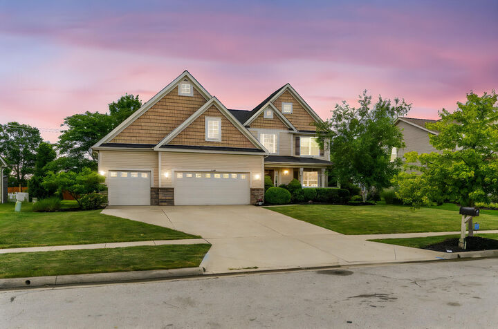 Property Photo:  1305 Fox Run Drive  OH 43040 
