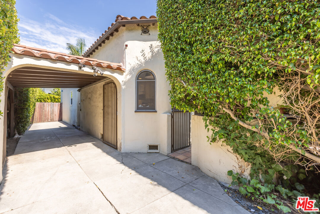 Property Photo: 724 N Spaulding Ave CA 90046