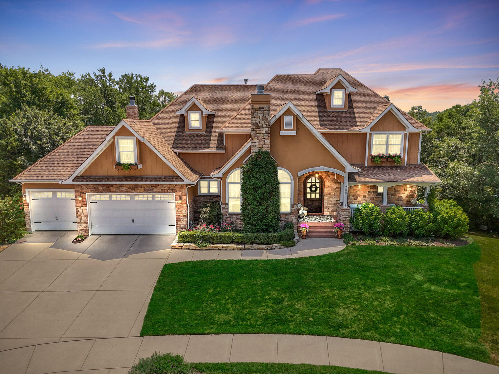Property Photo: 709 Pennock Circle IN 46307
