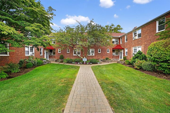 Property Photo:  4 Bryant Crescent 2N  NY 10605 