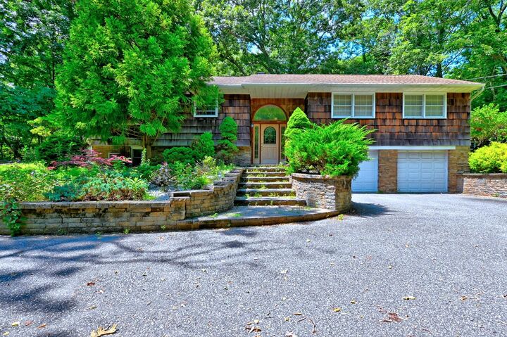 423 S Country Road  Brookhaven NY 11719 photo