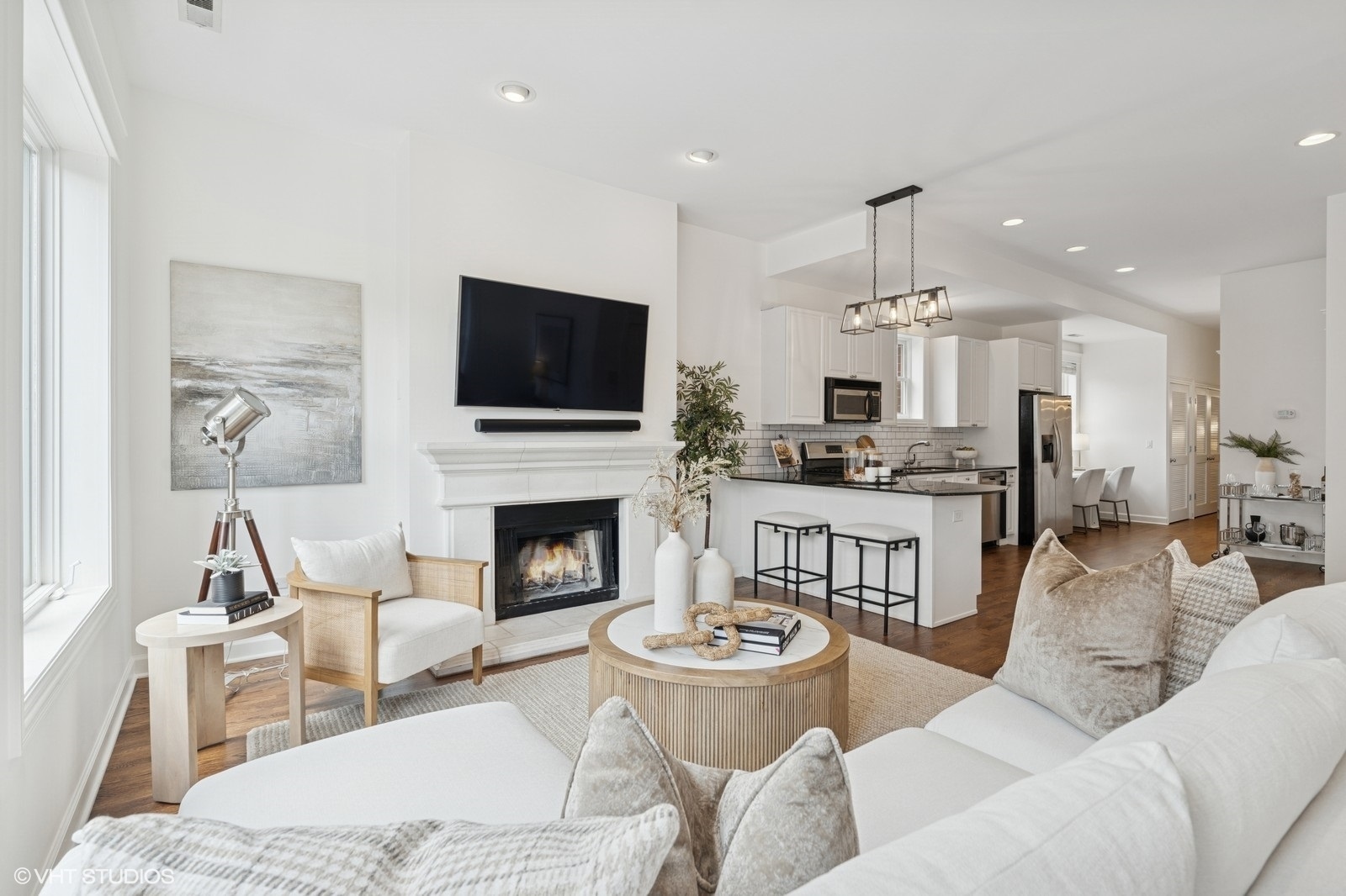 Property Photo: 1136 W Fullerton Avenue 2 IL 60614