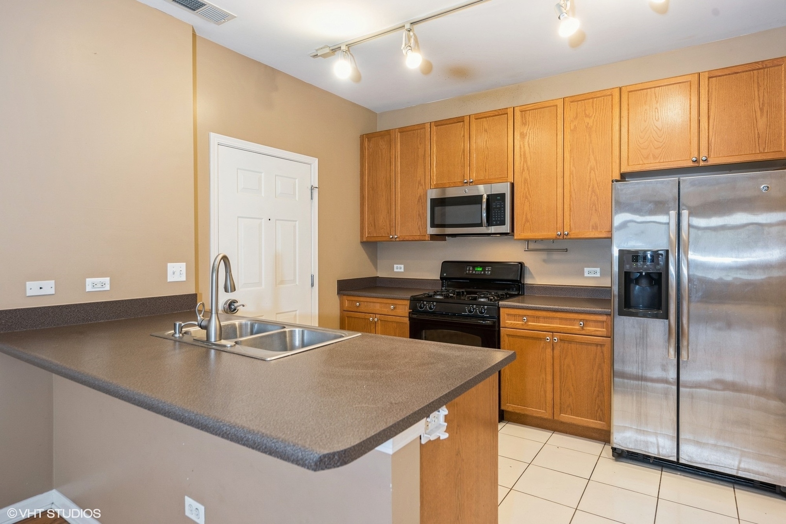 Property Photo: 758 W 15th Street 2A IL 60607