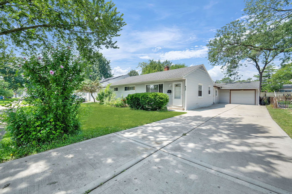 Property Photo: 424 May Street IL 60106