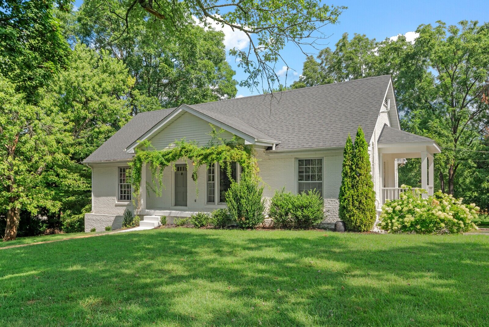 Property Photo:  614 Woodett Dr  TN 37211 