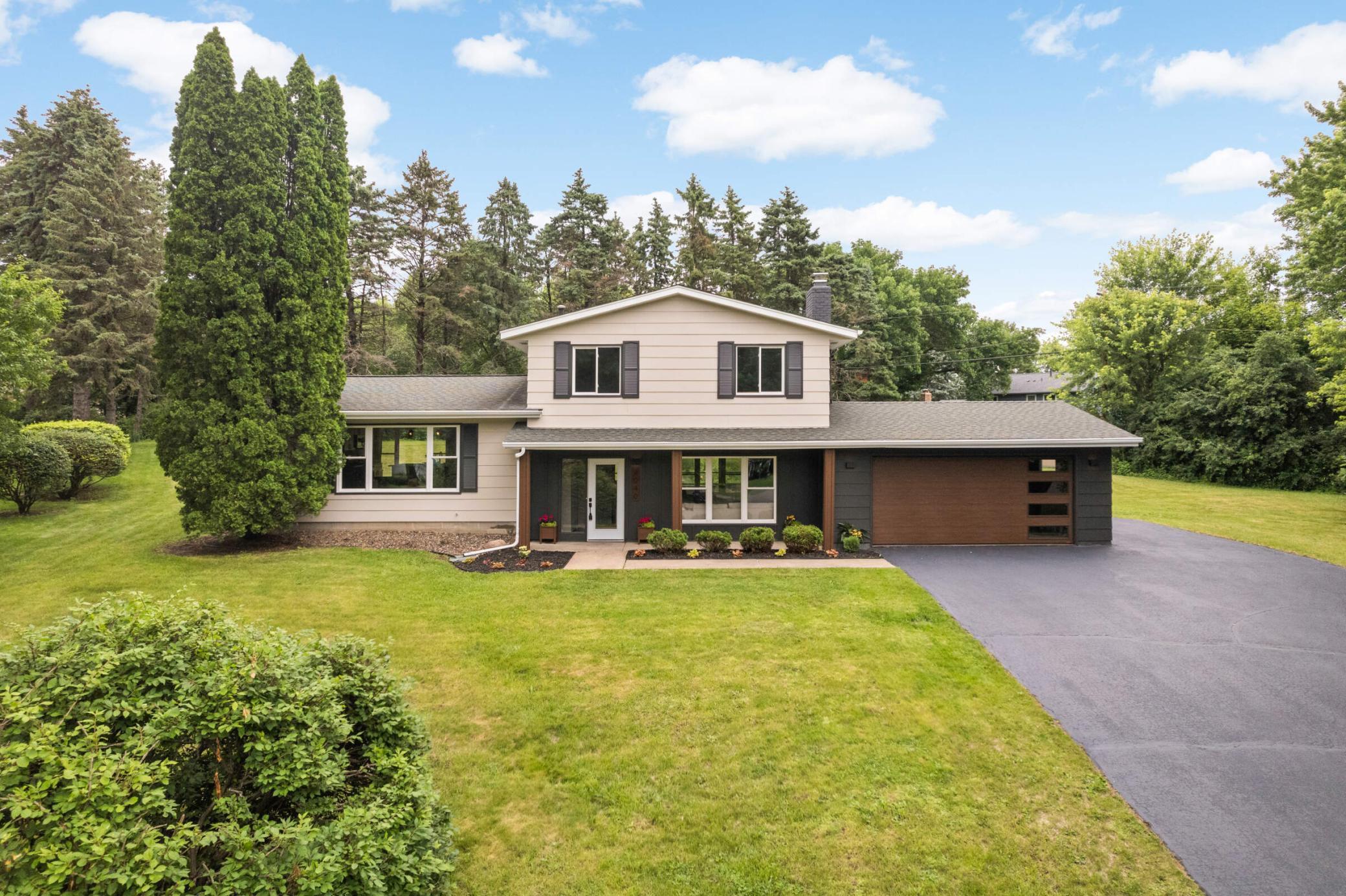 Property Photo:  2040 Vagabond Lane N  MN 55447 