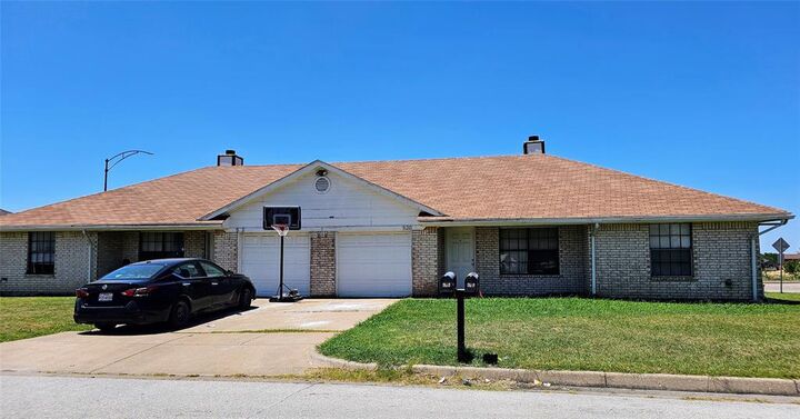 Property Photo: 520 Signal Hill Court TX 76112