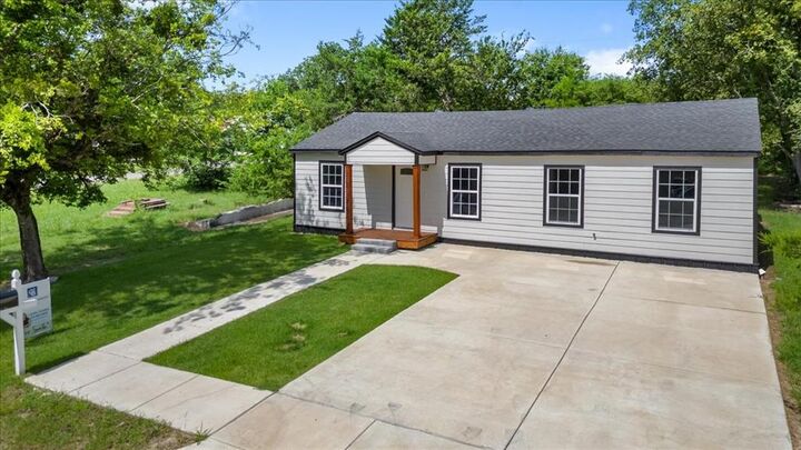 Property Photo:  1826 Wellington Street  TX 75401 