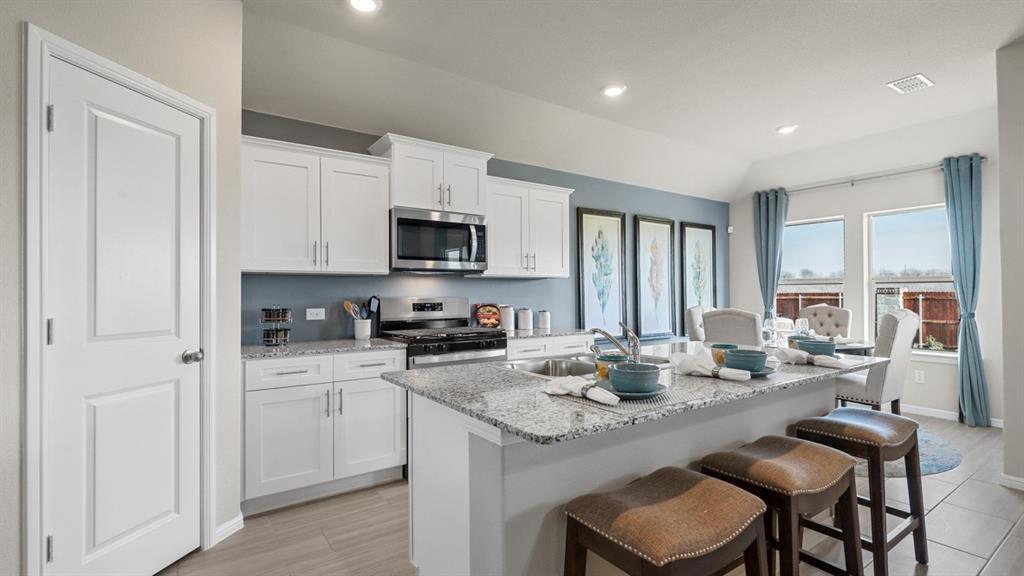 Property Photo:  524 Arroyo Drive  TX 76033 