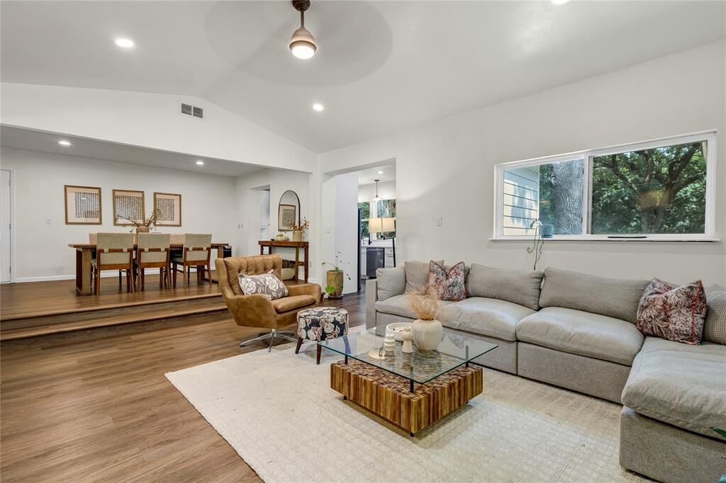 Property Photo: 511 W Red Bird Lane TX 75116