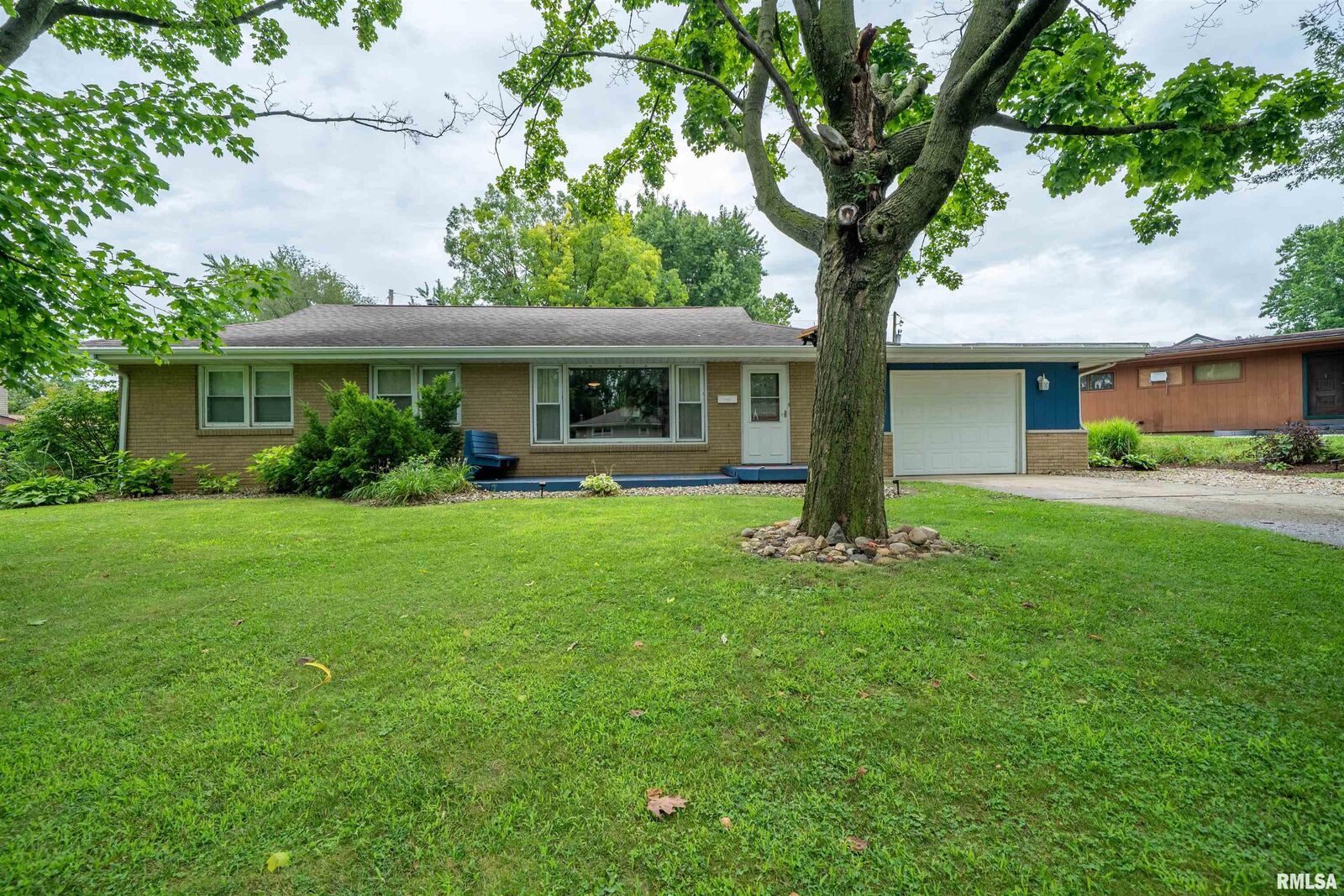 Property Photo: 607 W Burton Street IL 61530