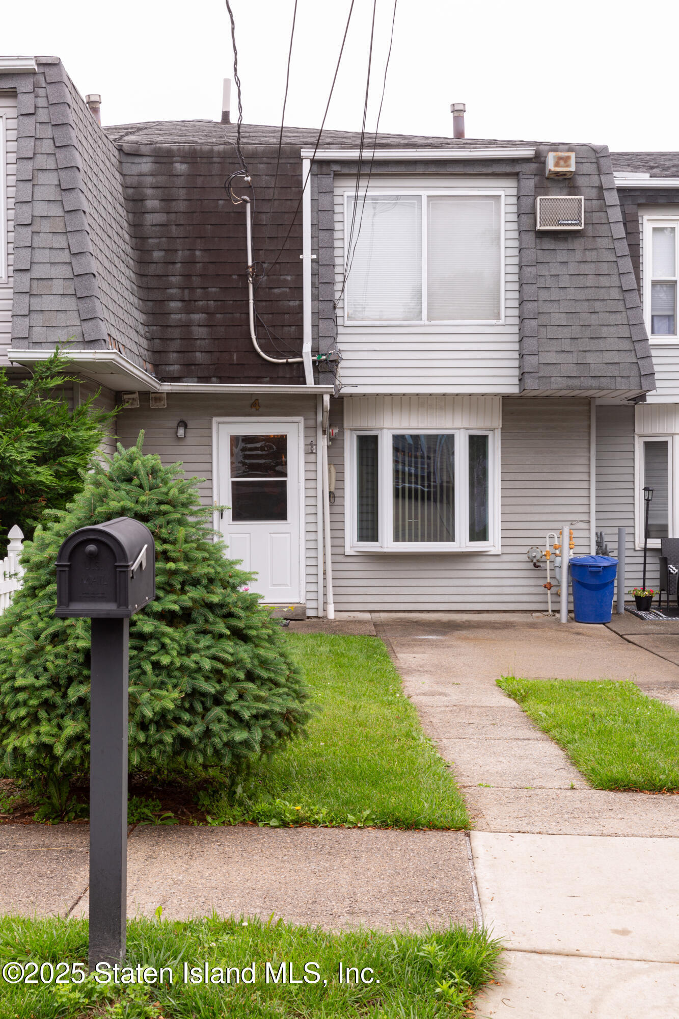 Property Photo: 4 McCormick Place NY 10305