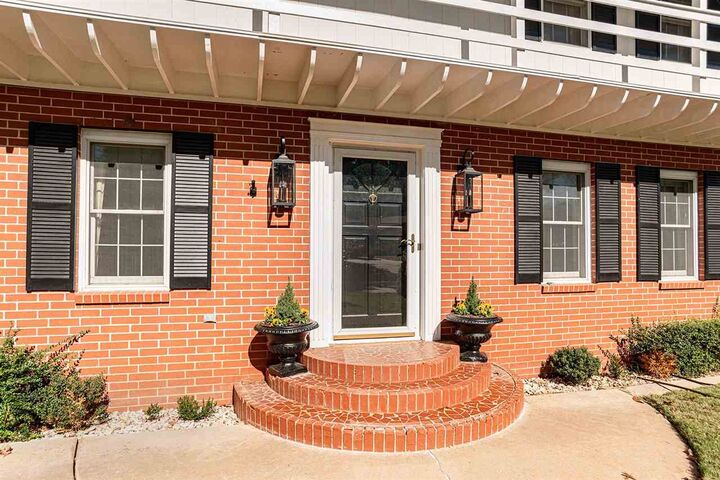 Property Photo: 724 W Lakeshore Drive OK 74075
