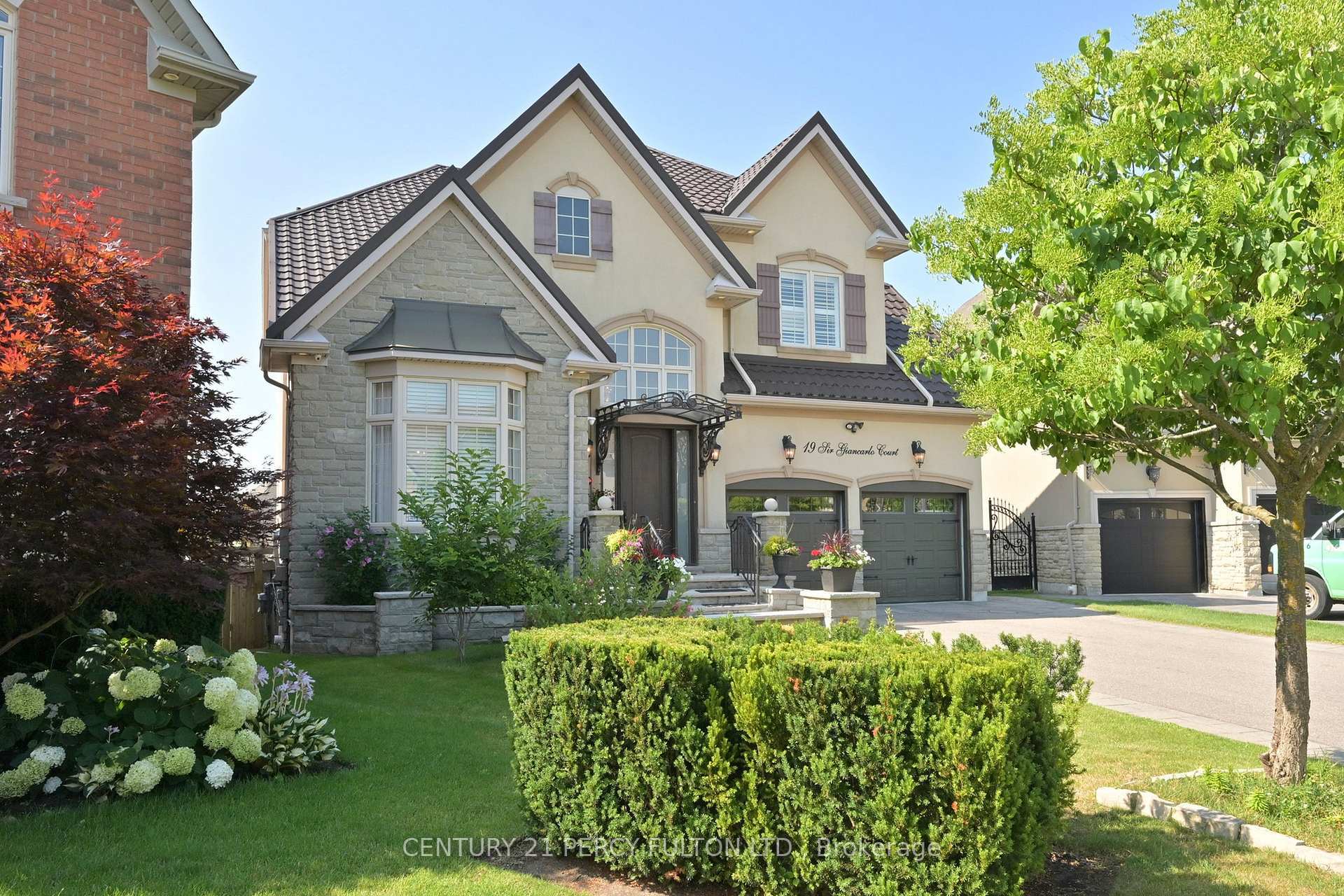 Property Photo:  19 Sir Giancarlo Court  ON L6A 0C6 