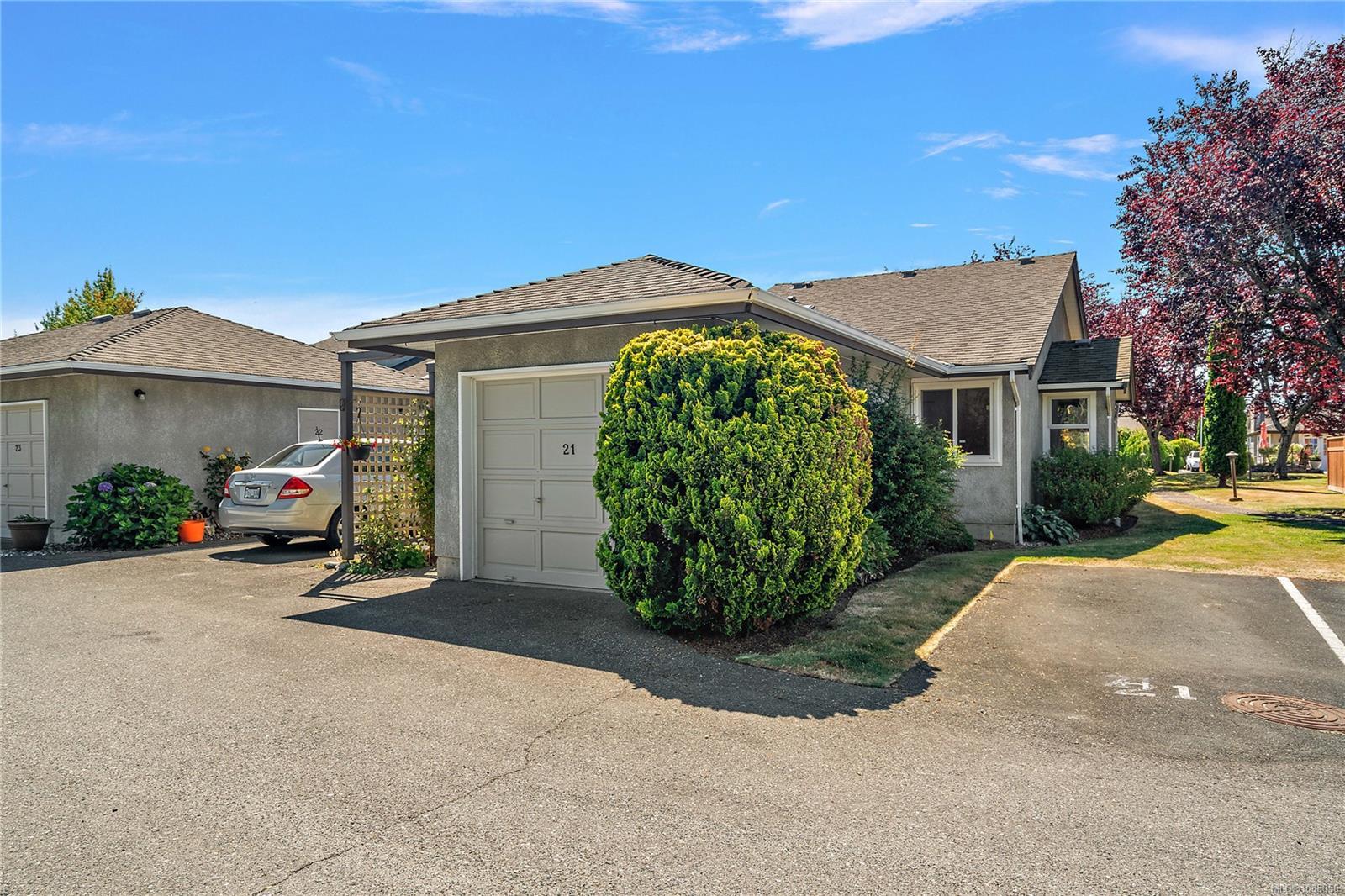Photo de la propriété: 2070 Amelia Ave 21 BC V8L 4X6