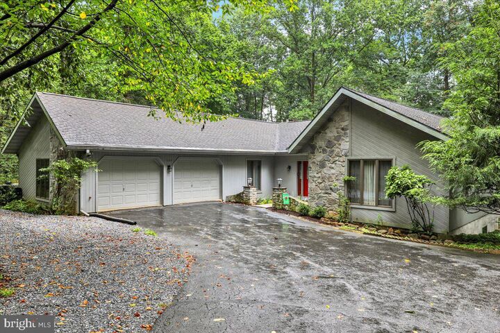 Property Photo: 1806 Larch Circle PA 17042