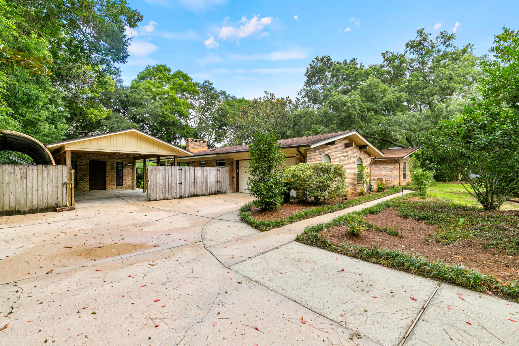 Property Photo: 607 NE Country Club Avenue FL 32547