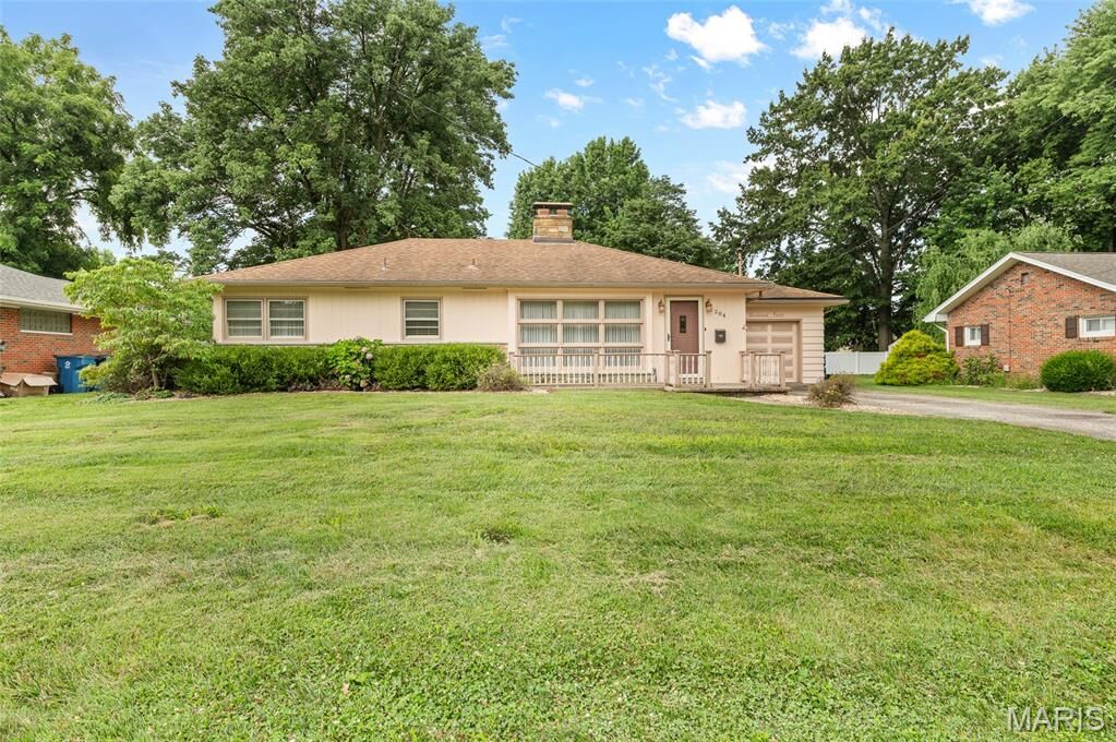 Property Photo:  204 Crestwood Drive  IL 62234 