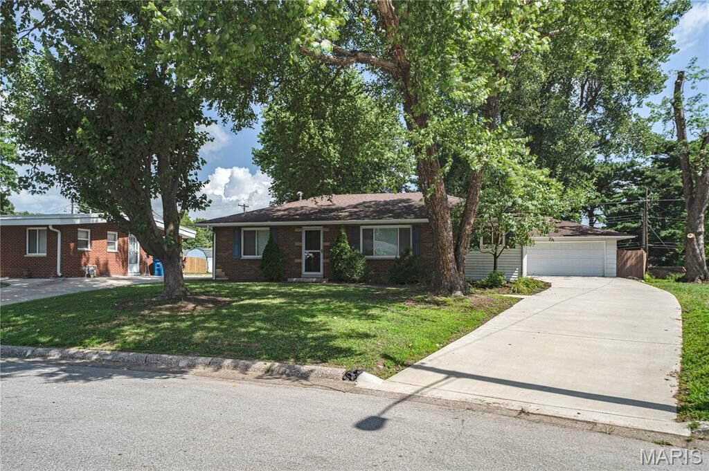 Property Photo:  1639 Lindell Boulevard  IL 62040 