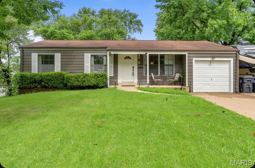 Property Photo:  8 Alandale Court  MO 63031 