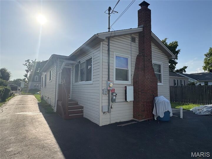Property Photo:  512 S Vine Street  IL 62269 