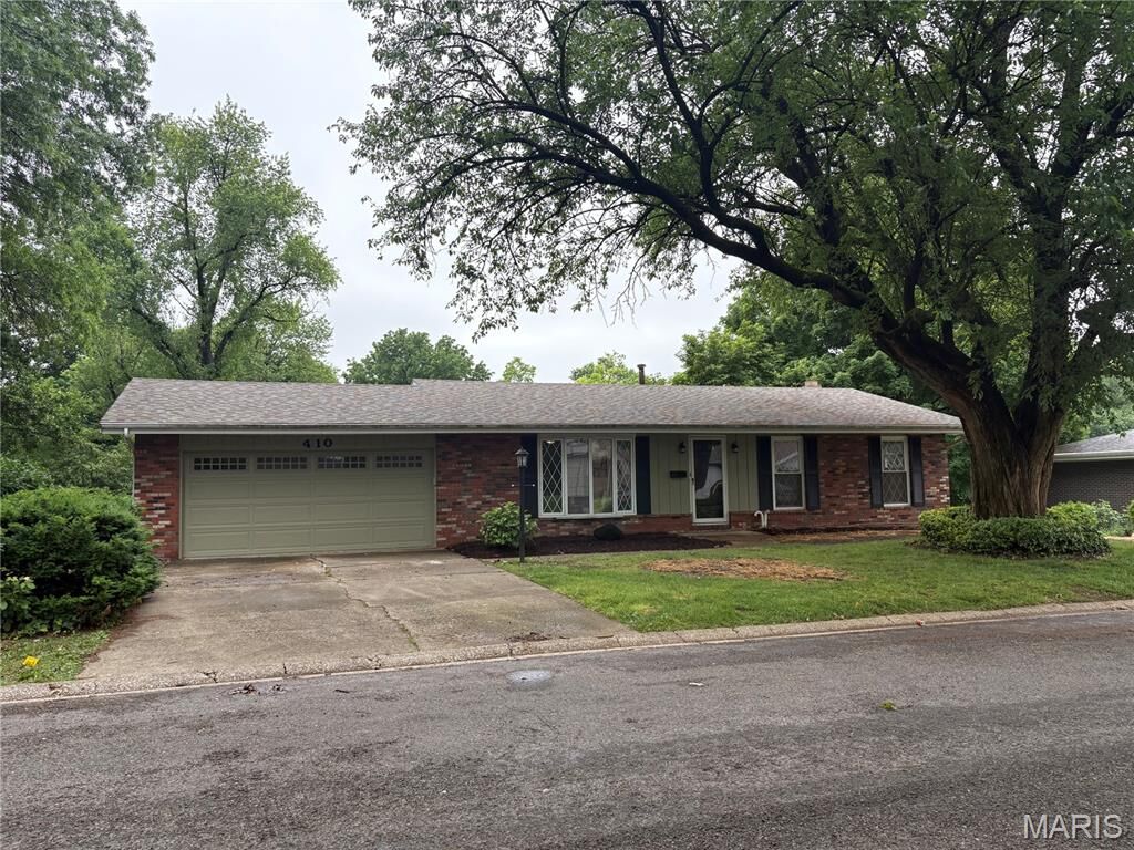Property Photo:  410 Willowbrook Lane  IL 62234 