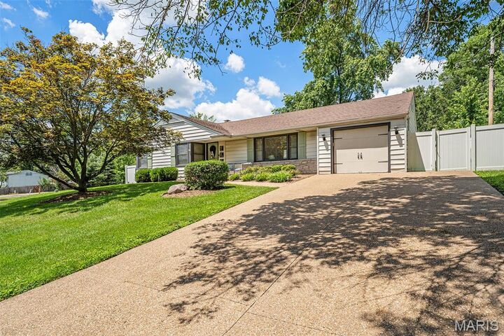 Property Photo:  107 Huntleigh Drive  MO 63122 