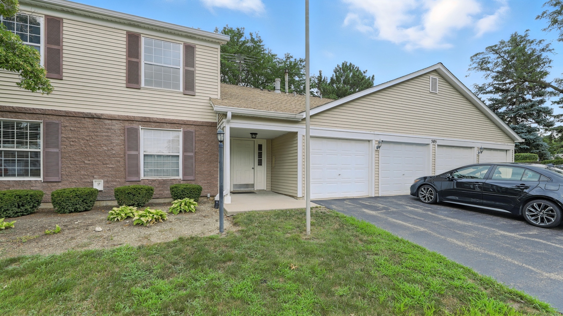 Property Photo:  385 Newport Lane D1  IL 60103 